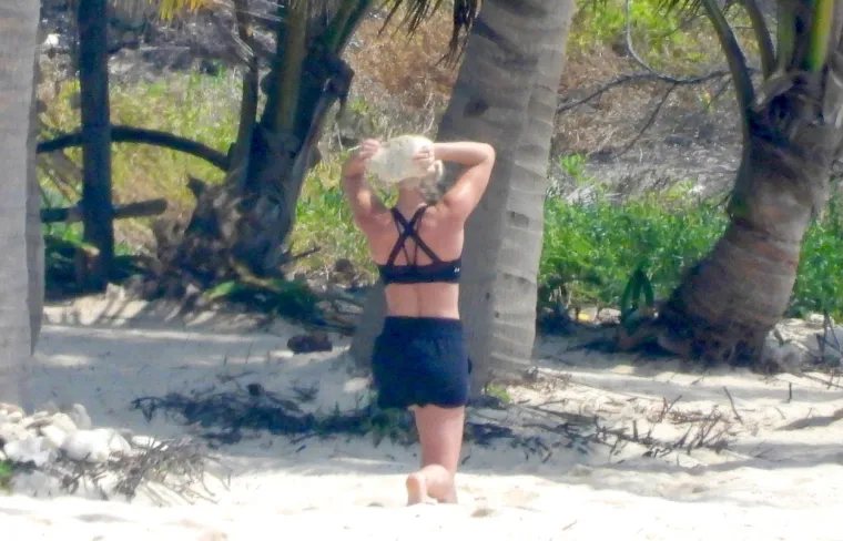 JEDNA OD NAJLJEP&Scaron;IH SPORTA&Scaron;ICA OTKRILA TAJNU SAVR&Scaron;ENOG IZGLEDA: Pogledajte &scaron;to ona radi na plaži dok se svi kupaju i sunčaju