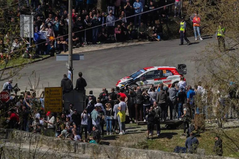 Neuville, koji je bio voeći u petak nakon prvih osam brzinskih ispita, izgubio je dragocjene sekunde, posebno zbog lo&scaron;eg izbora guma, objasnio je. Jučer je imao 7,7 sekundi prednosti, a Neuville sada zaostaje 19,6 sekundi za Ogierom, pobjednikom dva specijalka u subotu ujutro (SS9 i 12).  Evans, koji je imao najbolje vrijeme u trećem brzincu, također je iskoristio priliku i plasirao se na 2. mjesto, 7 sekundi iza vodećeg.