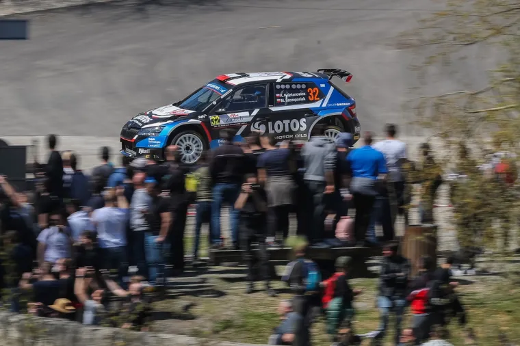 Estonac Ott T&auml;nak (Hyundai) i dalje je na 4. mjestu, sa 37,5 sekundi zaostatka za Ogierom, a na 5. i 6. mjestu slijede Francuz Adrien Fourmaux (M-Sport Ford) koji je napredovao jedno mjesto i Pierre-Louis Loubet (Hyundai) koji se popeo za dva mjesta.  Takamoto Katsuta (Toyota) pobijedio je u drugom brzincu (SS10) i to je druga pobjeda u karijeri 28-godi&scaron;njeg Japanca, 8. u ukupnom poretku.