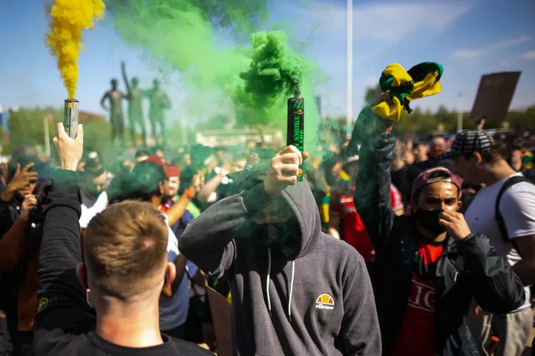 Navijači Manchester Uniteda prosvjedovali su ispred Old Trafforda protiv američkih vlasnika kluba, obitelji Glazer. United  je jedan od šest engleskih klubova koji je osnovao Superligu, te izašao iz nje dva dana kasnije.