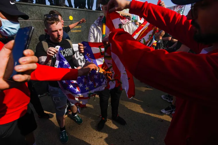 DOSAD NAJŽE&Scaron;ĆI PROSVJEDI NAVIJAČA NA OTOKU: Bijesna gomila spalila američku zastavu i poslala poruku vlasnicima velikana