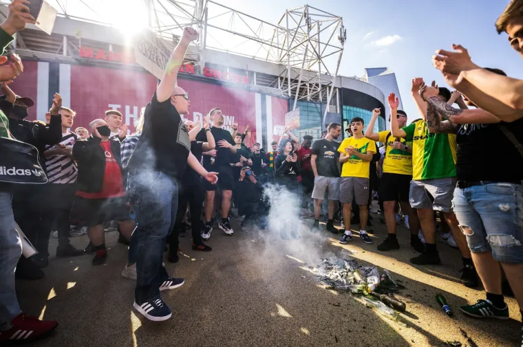 DOSAD NAJŽE&Scaron;ĆI PROSVJEDI NAVIJAČA NA OTOKU: Bijesna gomila spalila američku zastavu i poslala poruku vlasnicima velikana