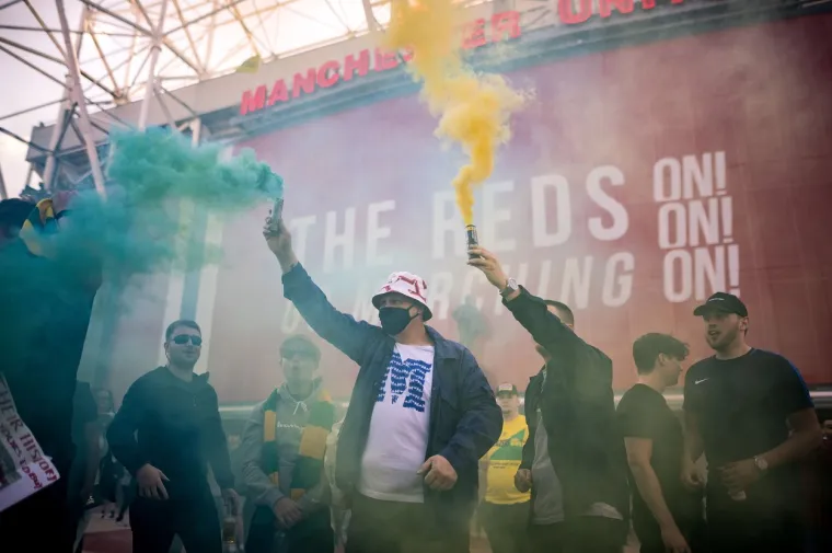 DOSAD NAJŽE&Scaron;ĆI PROSVJEDI NAVIJAČA NA OTOKU: Bijesna gomila spalila američku zastavu i poslala poruku vlasnicima velikana