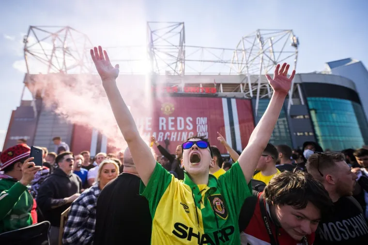 DOSAD NAJŽE&Scaron;ĆI PROSVJEDI NAVIJAČA NA OTOKU: Bijesna gomila spalila američku zastavu i poslala poruku vlasnicima velikana