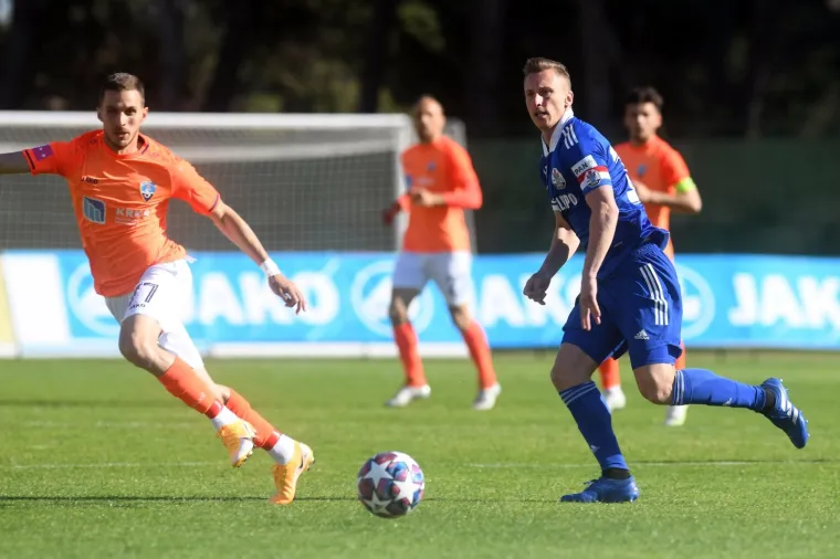 Nogometa&scaron;i &Scaron;ibenika u prvom su susretu 31. kola Prve HNL kao domaćini svladali Slaven Belupo sa 2-0 (2-0) te ga tako pretekli na ljestvici.  Strijelci za &Scaron;ibenčane bili su Jurić (8) i Ćurić (14).  Domaći je sastav već na otvaranju utakmice stigao do značajne prednosti koju je potom sigurno čuvao do kraja, a kod oba pogotka u glavnim su ulogama bili Ćurić i Jurić.