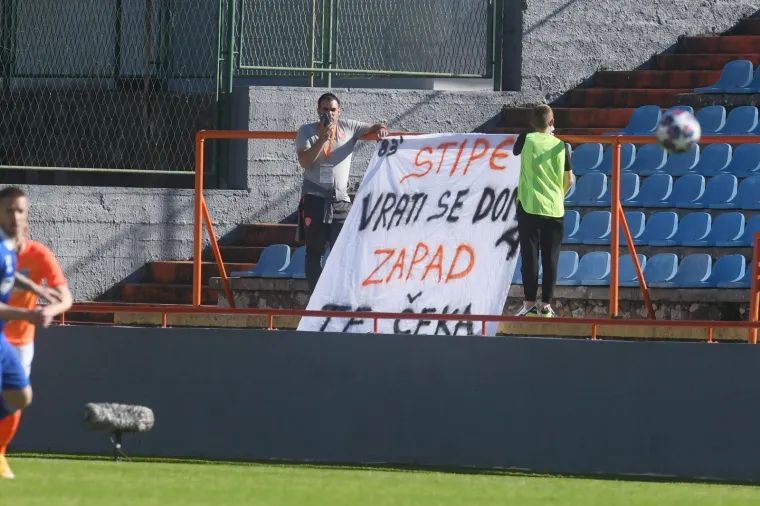 Prilikom prvog pogotka Ćurić je poucao s vrha kaznenog prostora, no nije najbolje zahvatio loptu te bi ona bila lagan plijen za gostujućeg vratara da se nije umije&scaron;ao Jurić koji je na pet metara od gola petom skrenuo loptu koja je odsjela u mreži.  Kod drugog gola Jurić je na lijevom krilu pretrčao parackog te potom poslao povratnu loptu na 20 metara gdje je natrčao Ćurić i preciznim udarcem povećao vodstvo svog sastava.  &Scaron;ibenik je sada &scaron;esti na ljestvici sa 32 boda, jednim vi&scaron;e od sedmog Slavena Belupa, dok je posljednja Lokomotiva na 23 boda.  Vodi Dinamo sa 68 bodova, dva manje uz utakmicu vi&scaron;e ima drugi Osijek.