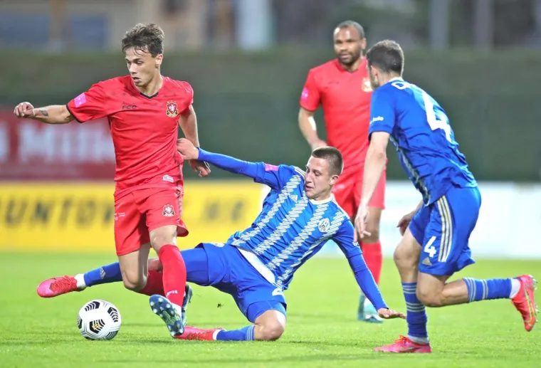 Nogometa&scaron;i Gorice izbili su na treće mjesto ljestvice Prve HNL 4-2 (2-1) domaćom pobjedom protiv posljednje Lokomotive u susretu 31. kola.  Strijelci za Goricu bili su Hamad (5), Mudrinski (28) i &Scaron;pikić (53, 74), dok je oba gola za Lokomotivu postigao Pivarić (19-11, 53-11m) s bijele točke.  Dvoboj je odlično započeo za domaće, Hamad je u 5. minuti iz slobodnog udarca sa 25 metara prebacio živi zid gostiju i pogodio gornji desni kut Hendije. No, velikom pogre&scaron;kom domaćeg vratara Banića Lokomotiva se vratila u igru. Banić se poigravao u vlastitom kaznenom prostoru pa mu je loptu oteo Kačavenda, a onda ga je Banić zaustavio prekr&scaron;ajem za kazneni udarac. Siguran izvođač za 1-1 bio je Pivarić.