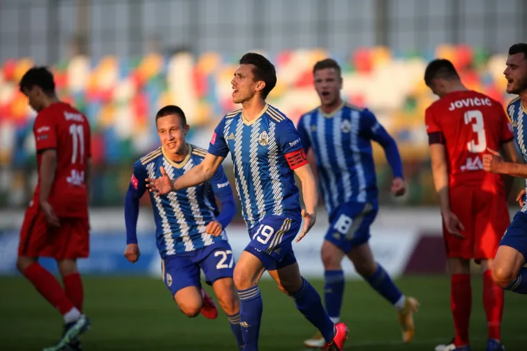 Da se to ipak ne dogodi pobrinuli su se asistent Hamad i strijelac &Scaron;pikić koji je u 74. minuti postigao svoj drugi gol, preciznim udarcem s ruba kaznenog prostora.  I Lokomotiva je utakmicu okončala sa 10 igrača jer je u sudačkoj nadoknadi Bonansea isključen zbog udaranja suparnika.  Treća Gorica sada ima 53 boda, dva vi&scaron;e od četvrte Rijeke koja će u nedjelju igrati protiv Osijeka, dok je Lokomotiva ostala na dnu sa 23 boda, jednim manje od devete Istre 1961, a dva manje od osmog Varaždina koji će igrati međusobno u ponedjeljak. (Hina)