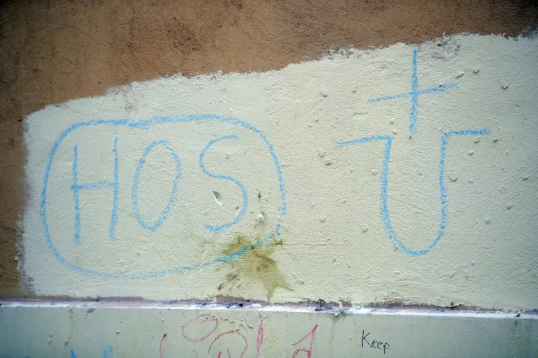 Neprimjerene poruke na crkvi Sv. Marije nagrđuju izgled građevine u samom centru grada