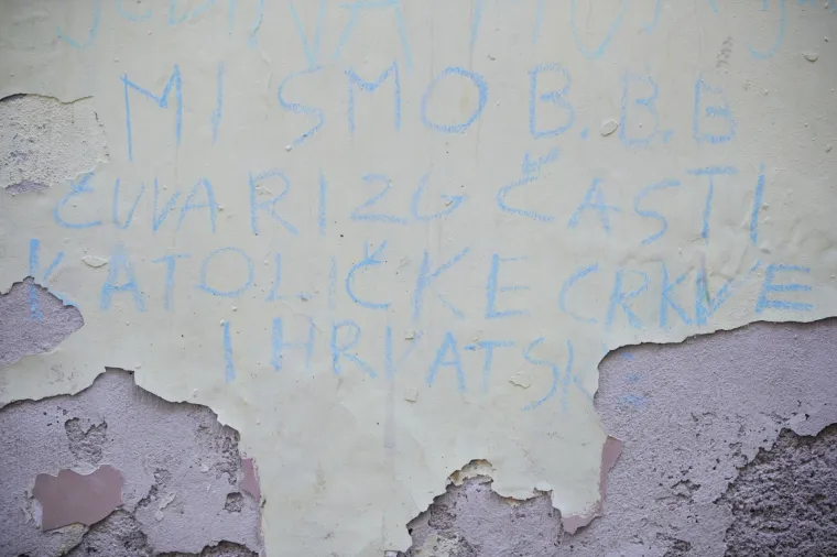 Neprimjerene poruke na crkvi Sv. Marije nagrđuju izgled građevine u samom centru grada