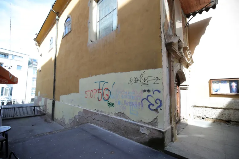 Neprimjerene poruke na crkvi Sv. Marije nagrđuju izgled građevine u samom centru grada