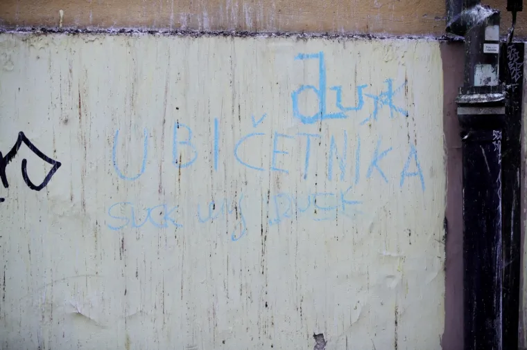 Neprimjerene poruke na crkvi Sv. Marije nagrđuju izgled građevine u samom centru grada