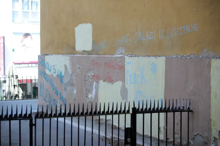 Neprimjerene poruke na crkvi Sv. Marije nagrđuju izgled građevine u samom centru grada