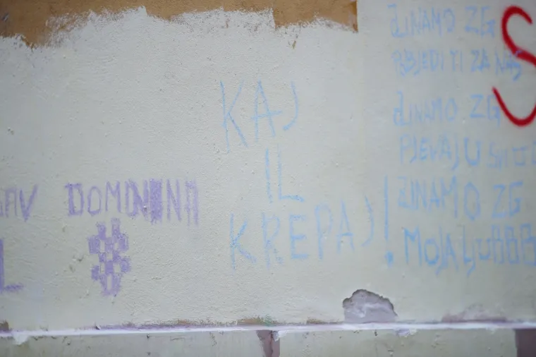 Neprimjerene poruke na crkvi Sv. Marije nagrđuju izgled građevine u samom centru grada