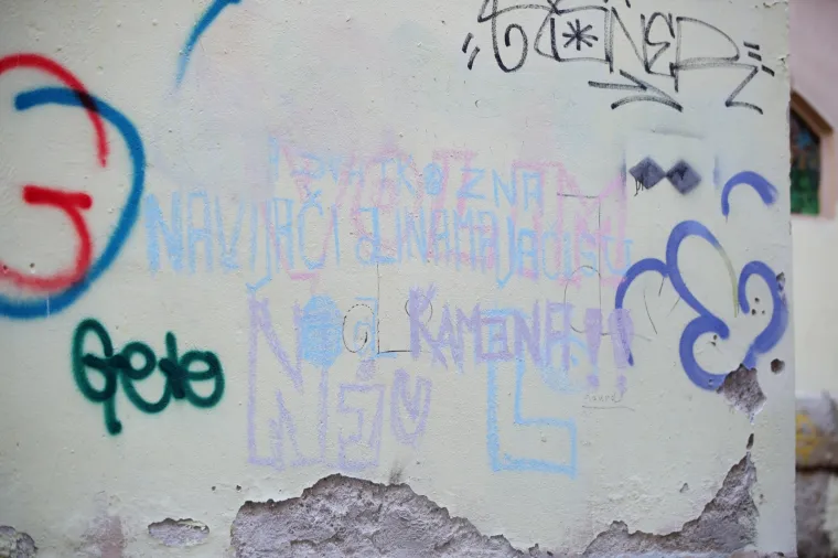 Neprimjerene poruke na crkvi Sv. Marije nagrđuju izgled građevine u samom centru grada