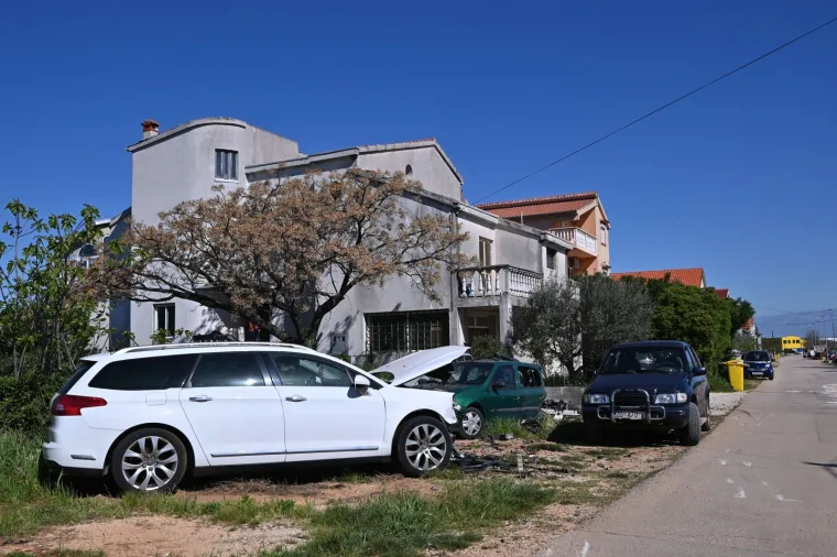 Pijan uni&scaron;tio tri auta pa izletio s ceste, djevojka ozlijeđena