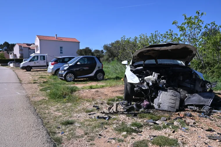 Pijan uni&scaron;tio tri auta pa izletio s ceste, djevojka ozlijeđena