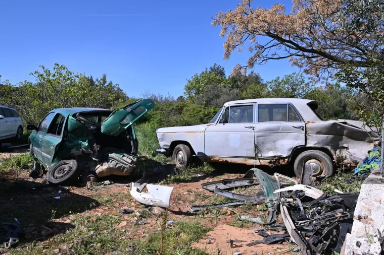 Pijan uni&scaron;tio tri auta pa izletio s ceste, djevojka ozlijeđena