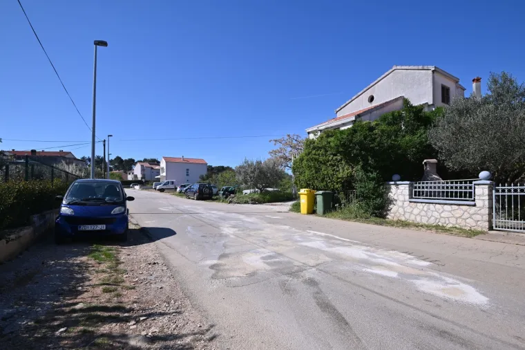 Pijan uni&scaron;tio tri auta pa izletio s ceste, djevojka ozlijeđena