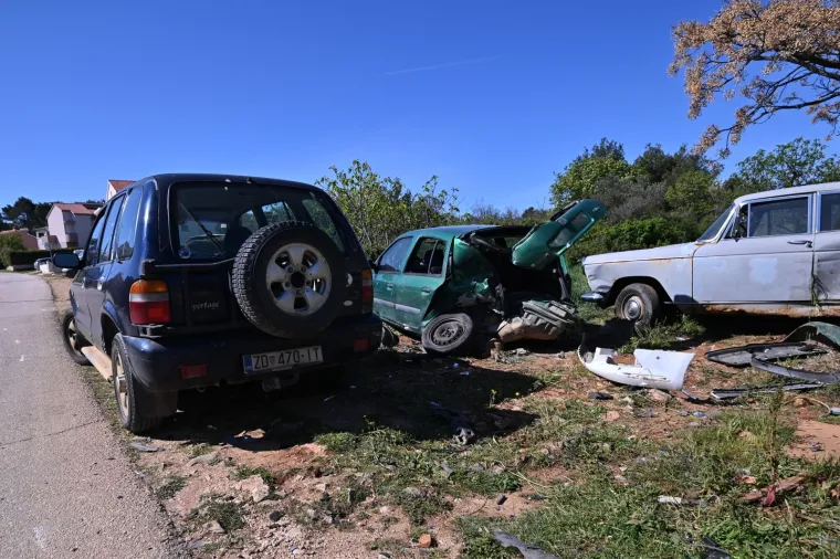 Pijan uni&scaron;tio tri auta pa izletio s ceste, djevojka ozlijeđena