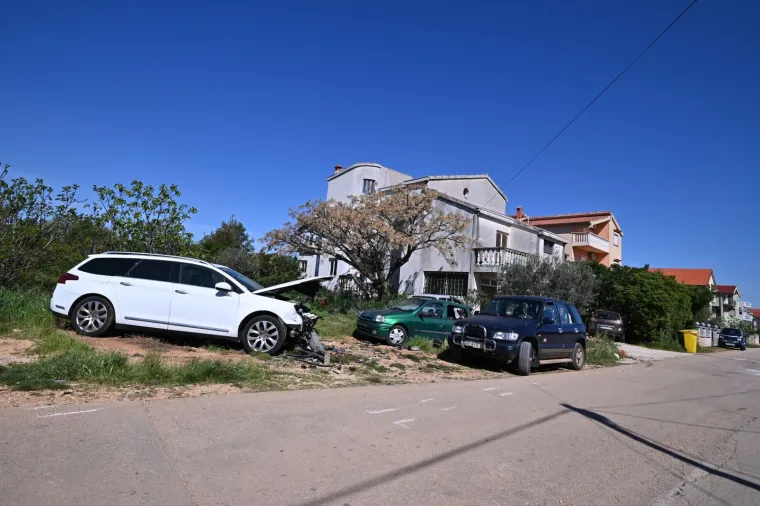 Pijan uni&scaron;tio tri auta pa izletio s ceste, djevojka ozlijeđena