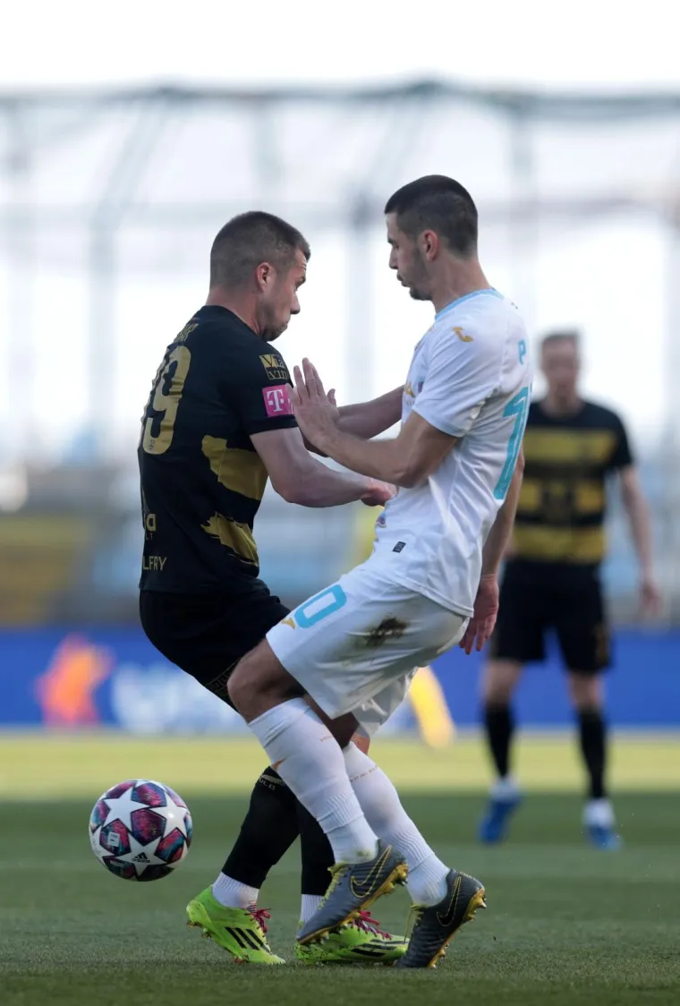 UZBUDLJIVO NA RUJEVICI: Rijeka i Osijek u žestokom obračunu