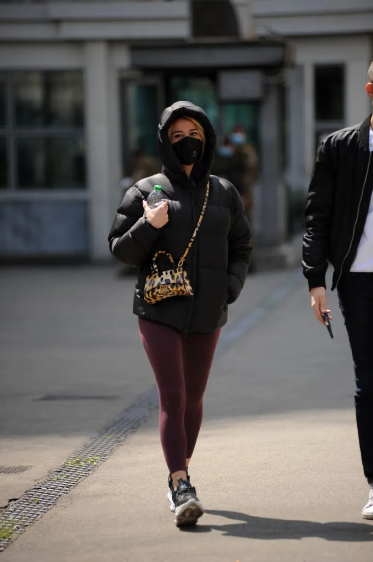 POKU&Scaron;ALA JE PROĆI NEZAPAŽENO, ALI NIJE JOJ USPJELO: Atraktivna Diletta snimljena na ulici u gotovo neprepoznatljivom izdanju