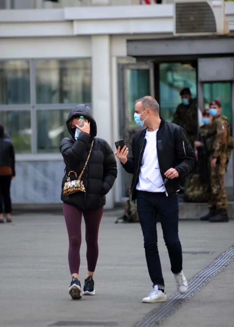 POKU&Scaron;ALA JE PROĆI NEZAPAŽENO, ALI NIJE JOJ USPJELO: Atraktivna Diletta snimljena na ulici u gotovo neprepoznatljivom izdanju