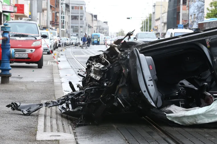 Prometna nesreća u Dubravi: Udario u parkirane automobile i zavr&scaron;io na krovu