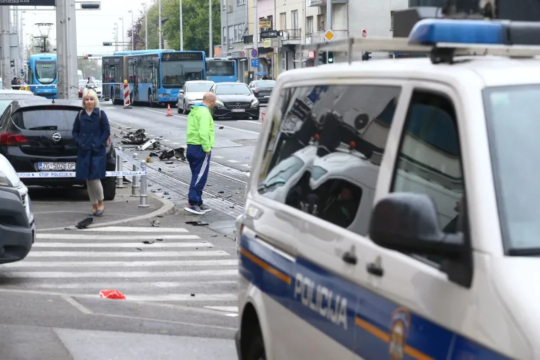 Prometna nesreća u Dubravi: Udario u parkirane automobile i zavr&scaron;io na krovu