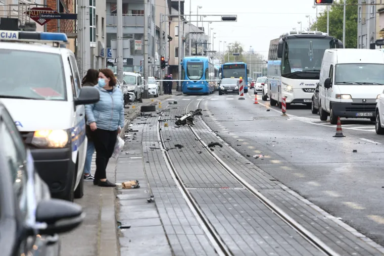 Prometna nesreća u Dubravi: Udario u parkirane automobile i zavr&scaron;io na krovu