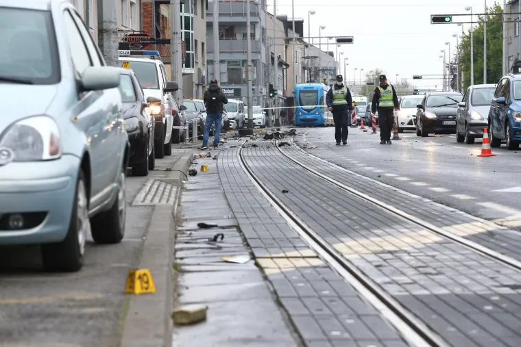 Prometna nesreća u Dubravi: Udario u parkirane automobile i zavr&scaron;io na krovu