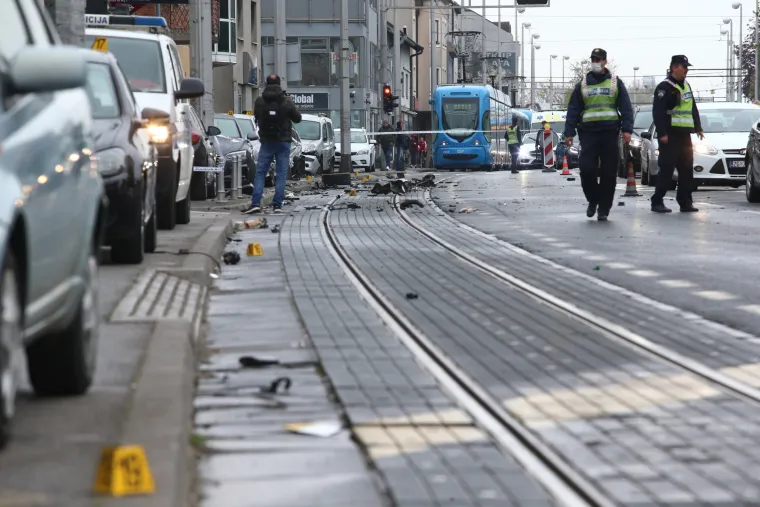 Prometna nesreća u Dubravi: Udario u parkirane automobile i zavr&scaron;io na krovu