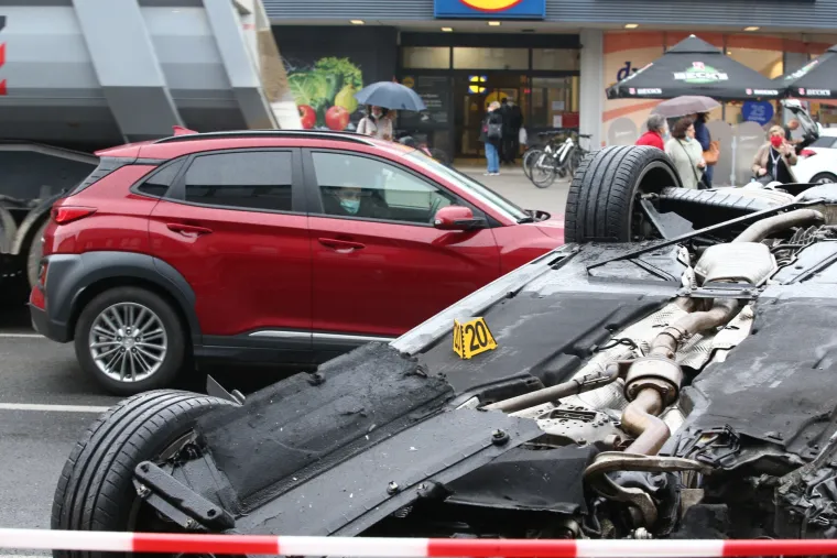 Prometna nesreća u Dubravi: Udario u parkirane automobile i zavr&scaron;io na krovu