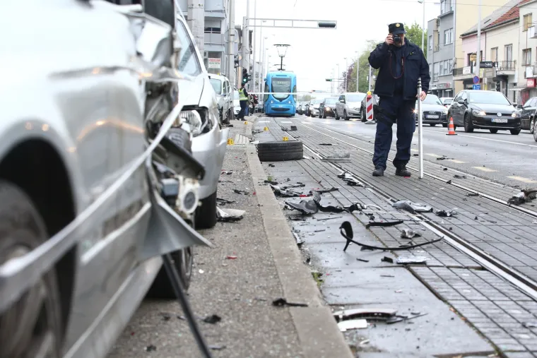 Prometna nesreća u Dubravi: Udario u parkirane automobile i zavr&scaron;io na krovu