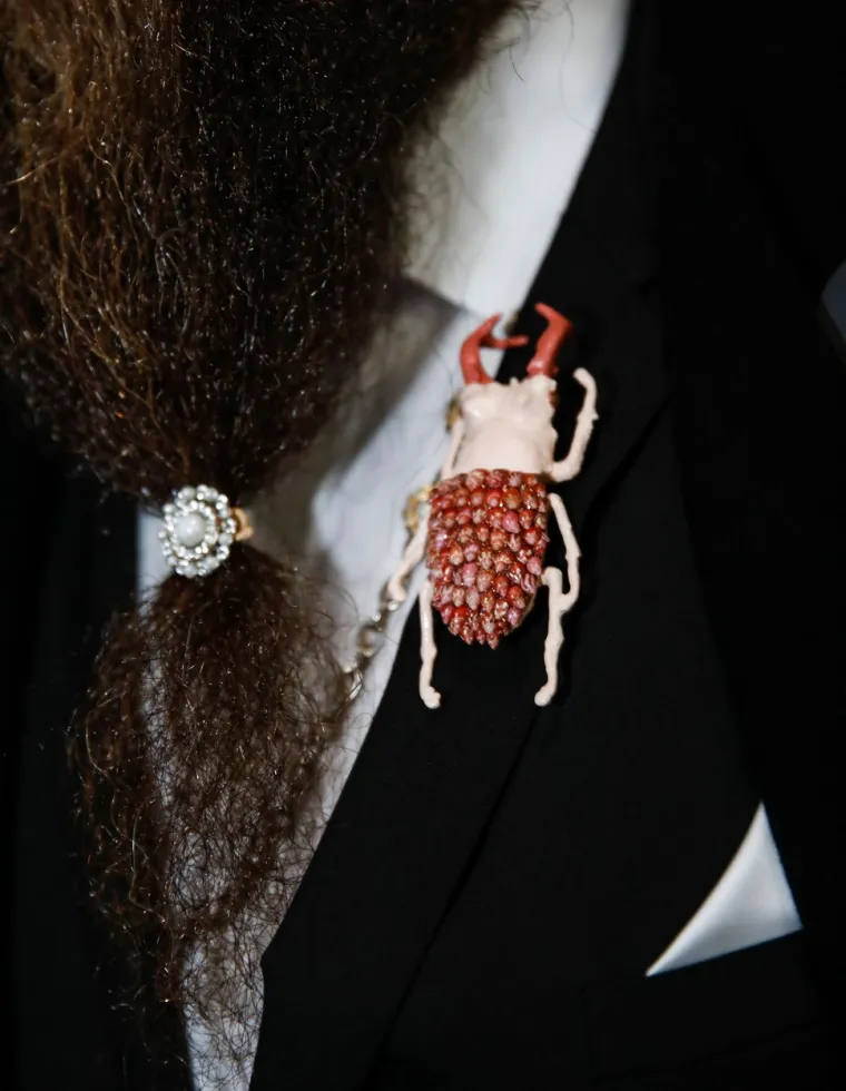 Je li Fat Max Gsus ikako mogao doći bez ovog jezivog broša na odijelu?