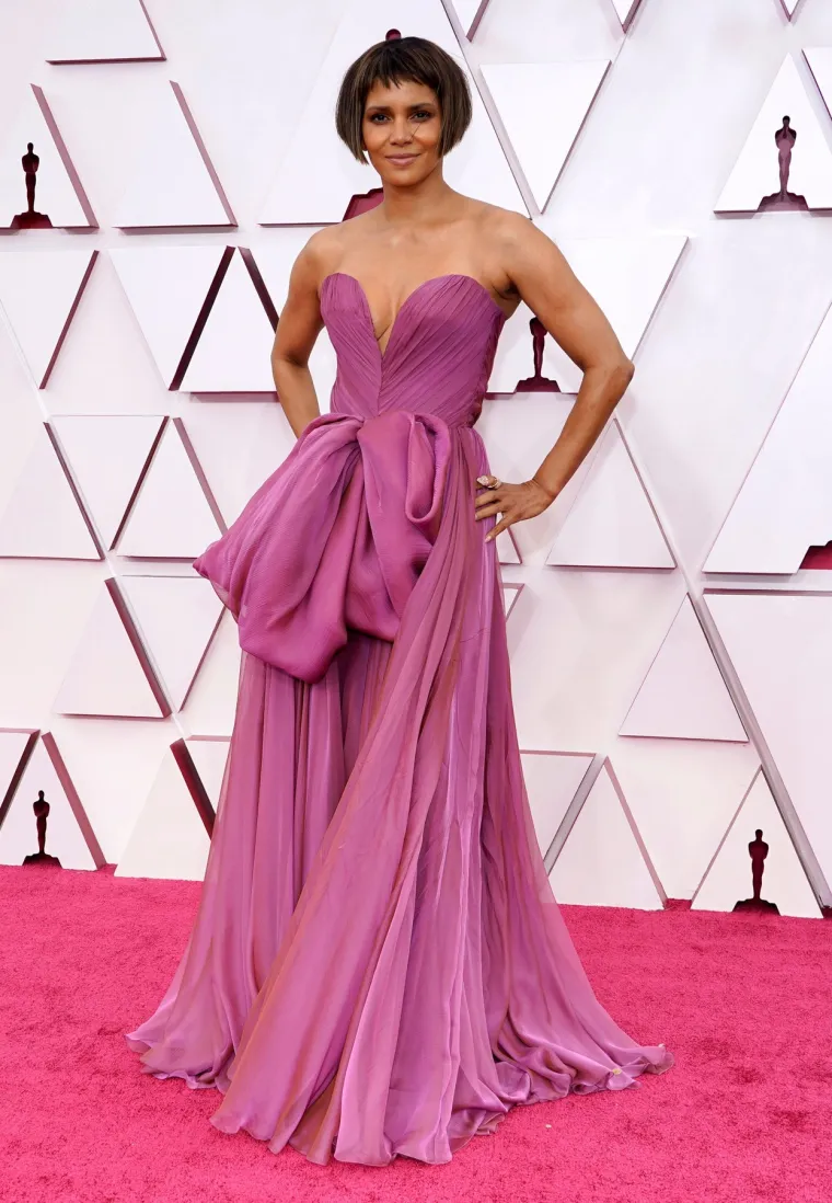 HALLE BERRY POKAZALA KAKO SE DOLAZI NA CRVENI TEPIH: Njezina čarobna kreacija privlačila je poglede, a frizura podijelila javnost