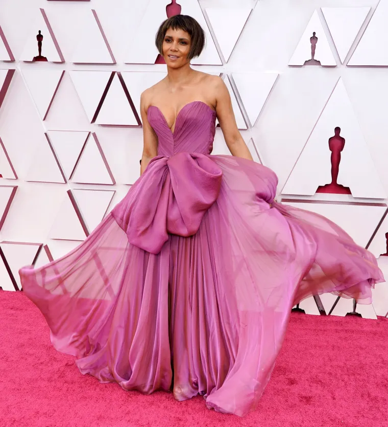 HALLE BERRY POKAZALA KAKO SE DOLAZI NA CRVENI TEPIH: Njezina čarobna kreacija privlačila je poglede, a frizura podijelila javnost