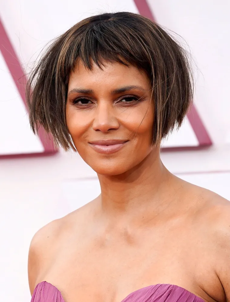 Na pomalo dosadnom crvenom tepihu 93. dodjele Oscara, snažan je dojam ostavila glumica Halle Berry (54). Naime, prvi je put pokazala svoju novu frizuru, kratki bob sa šiškama, koja je podijelila fanove.