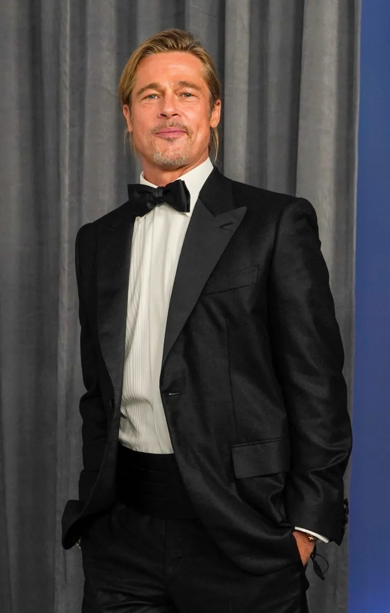 Brad Pitt (57) zapalio je društvene mreže svojim pojavljivanjem na sinoćnjoj dodjeli nagrade Oscar. Glumac je preskočio fotografiranje na crvenom tepihu, ali prezentirao je nagradu za najbolju sporednu glumicu. Pojavio se u klasičnom crnom odijelu, ali s nemarnom frizurom.