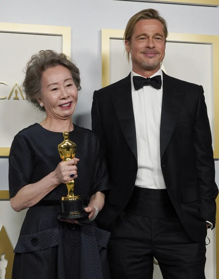 ZGODAN I U 58. GODINI, ALI ŠTO JE S KOSOM? Brad Pitt iznenadio svojom pojavom na Oscarima: 'Donio je dašak 90-ih'