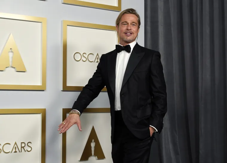Naime, 57-godišnji glumac zavezao je ležernu punđu koja je mnoge podsjetila na njegovu dugokosu fazu iz 90-ih.
"Ovo je početak službene kampanje da Brad Pitt zadrži muški rep i donese nam dašak Bradovog stila 90-ih. Navijamo za tebe", jedan je od komentara na Twitteru.