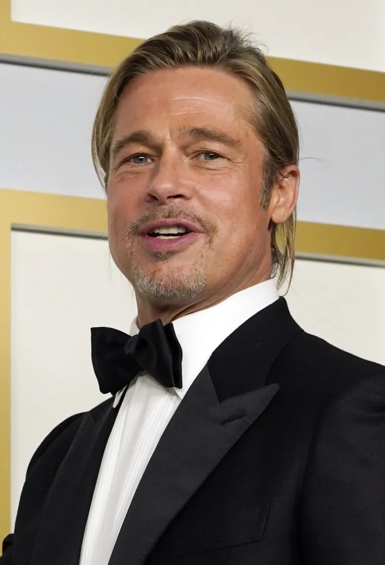 ZGODAN I U 58. GODINI, ALI ŠTO JE S KOSOM? Brad Pitt iznenadio svojom pojavom na Oscarima: 'Donio je dašak 90-ih'