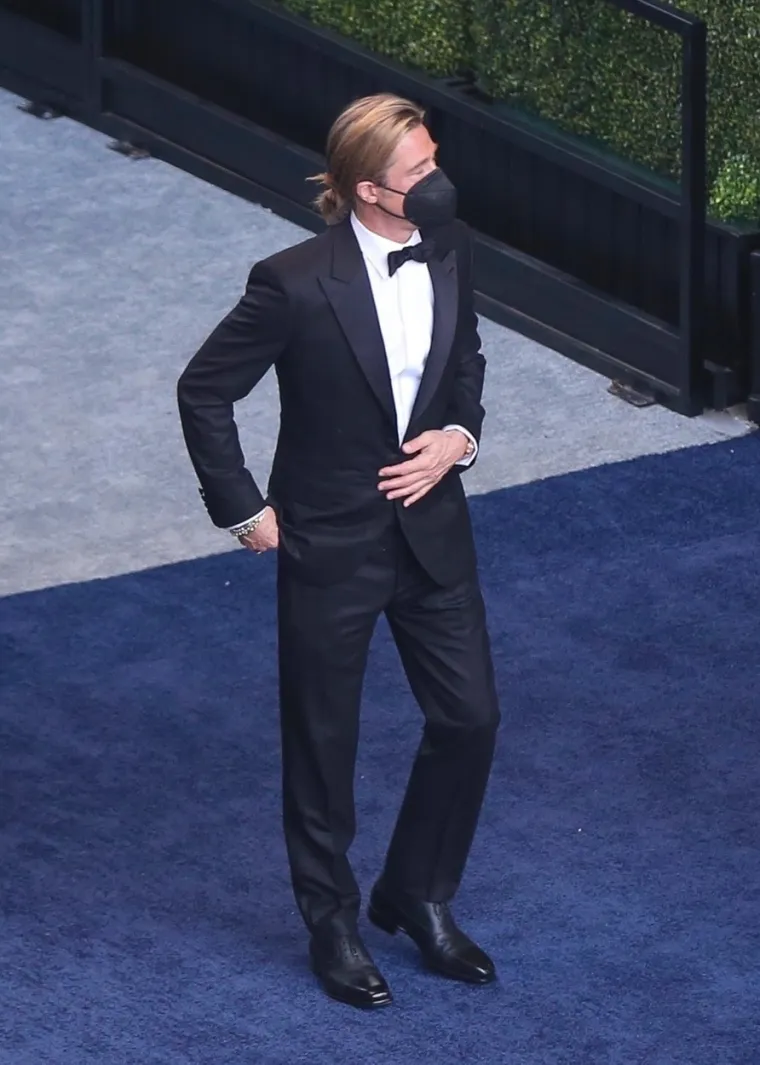 ZGODAN I U 58. GODINI, ALI ŠTO JE S KOSOM? Brad Pitt iznenadio svojom pojavom na Oscarima: 'Donio je dašak 90-ih'