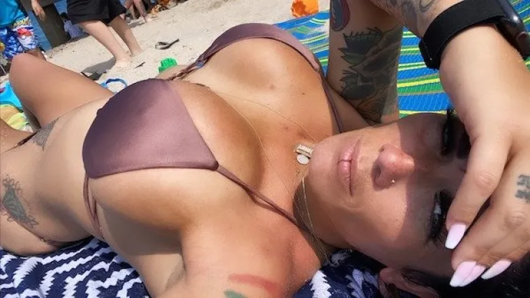 A dovoljno je da podignu majicu da izazovu afere, i dvije, tri prometne....