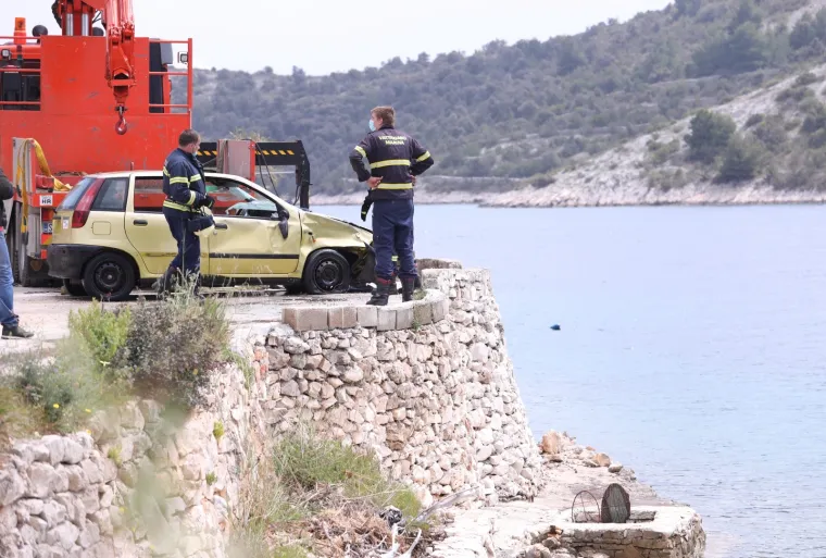 Policija iz mora u Vini&scaron;ću izvlači automobil u kojem je pronađena mrtva osoba