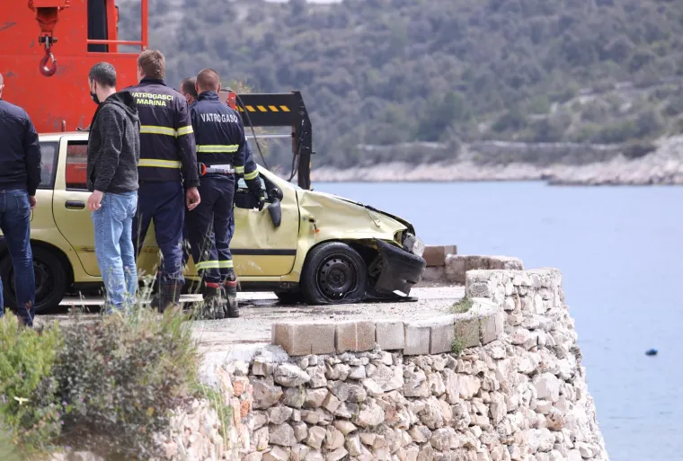 Policija iz mora u Vini&scaron;ću izvlači automobil u kojem je pronađena mrtva osoba