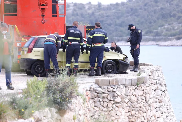 Policija iz mora u Vini&scaron;ću izvlači automobil u kojem je pronađena mrtva osoba