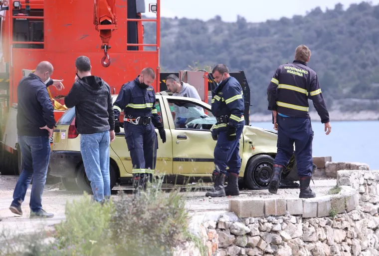 Policija iz mora u Vini&scaron;ću izvlači automobil u kojem je pronađena mrtva osoba