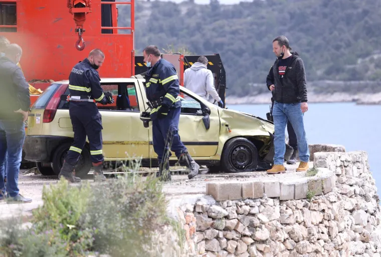 Policija iz mora u Vini&scaron;ću izvlači automobil u kojem je pronađena mrtva osoba